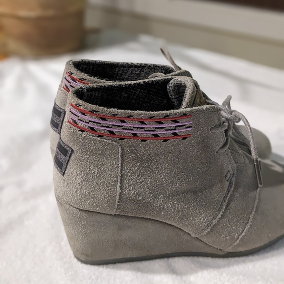 Tom's Desert Wedge,Lace-Up Ankle Boot,Gray Suede Leather,Aztec Trim Women Size 7 - Picture 2 of 9